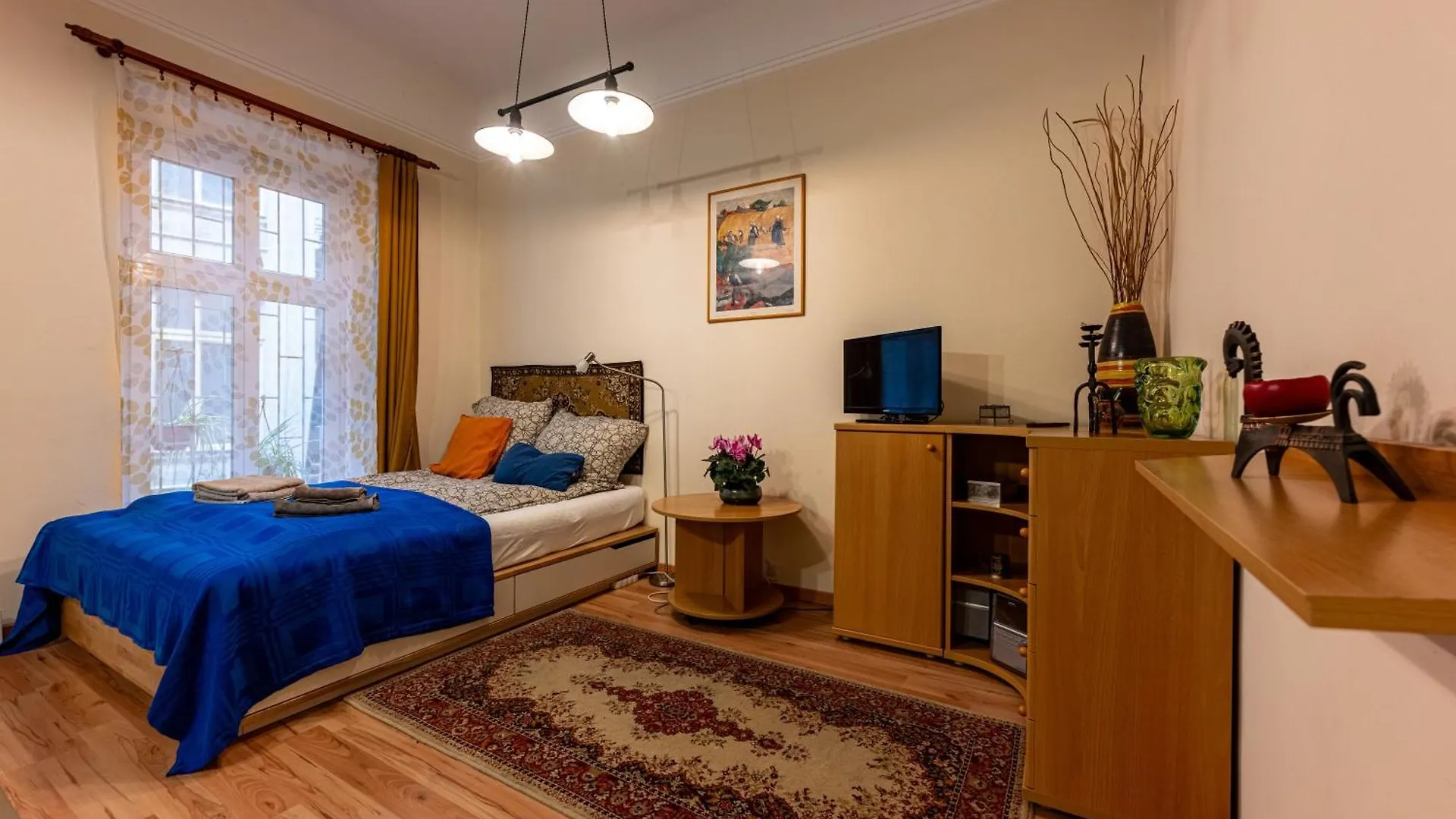 A Quiet Studio In The Heart Of The City contacts